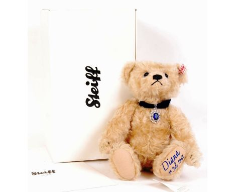 A rare Limited Edition Danbury Mint Steiff ' Royal Wedding Bear 2011 '. 25cm tall. Blonde, with medallion. All tags present, 