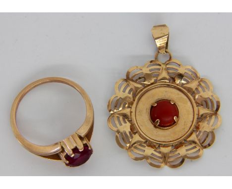 ANHÄNGER UND DAMENRING585/000 Rotgold mit roten Schmucksteinen. Brutto ca. 5,9g.   A PENDANT AND LADIES RING 585/000 red gold