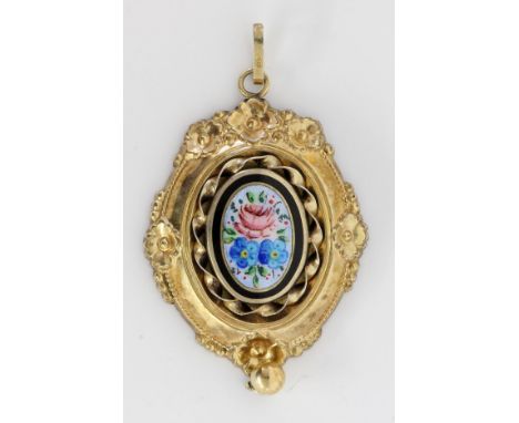 ANHÄNGER IM BIEDERMEIERSTILSchaumgold mit Blumen in farbiger Emailmalerei. 50x35mm.   A BIEDERMEIER STYLE PENDANT Gold foil w