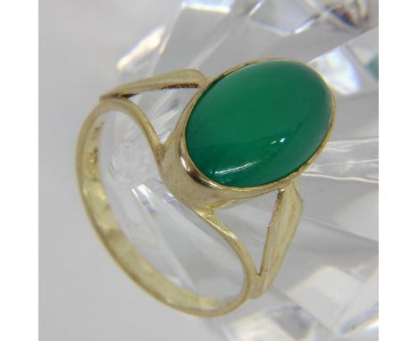 DAMENRING333/000 Gelbgold mit Chrysopras. Ringgr. 53. Brutto ca. 2,9g.   A LADIES RING 333/000 yellow gold with chrysoprase. 