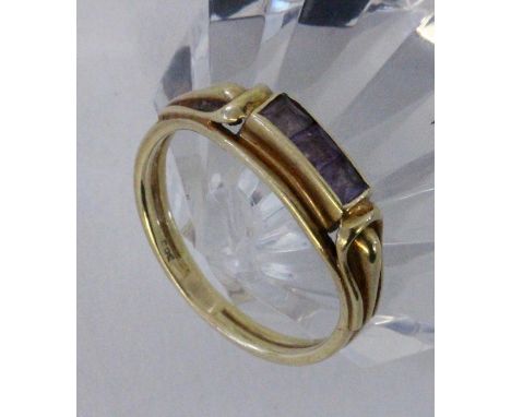 DAMENRING585/000 Gelbgold mit 3 Amethysten. Ringgr. 56, Brutto ca. 3,1g   A LADIES RING 585/000 yellow gold with 3 amethysts.