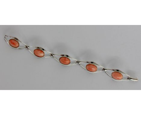 ARMBANDSilber mit 5 Korallencabochons. L.18,5cm.   A BRACELET Silver with 5 coral cabochons. 18.5 cm long. Keywords: jeweller