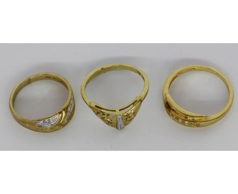 LOT VON DREI DAMENRINGEN333/000 Gelbgold mit kleinen Diamanten. Brutto ca. 6,7g.   MIXED LOT OF THREE LADIES RINGS 333/000 ye