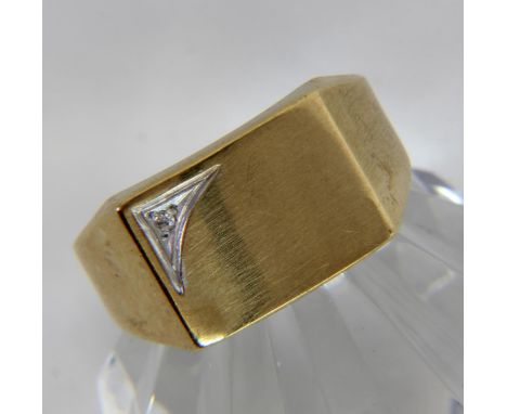 HERRENRING333/000 Gelbgold mit Diamant. Ringgr. 61, Brutto ca. 2,6g   A MEN'S RING 333/000 yellow gold with diamond. Ring siz