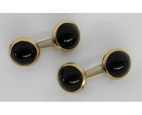 PAAR MANSCHETTENKNÖPFE333/000 Gelbgold mit Onyx.   A PAIR OF CUFFLINKS 333/000 yellow gold with onyx. Keywords: jewellery, ge