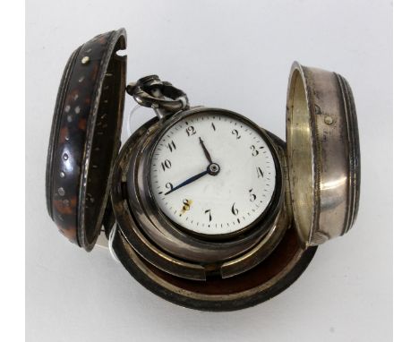 SPINDELTASCHENUHR MIT ZWEI ÜBERGEHÄUSENEdward Prior, London um 1845 Silbergehäuse. Übergehäuse mit Schildpatt und Silbernägel