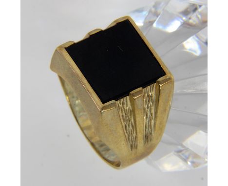 HERRENRING333/000 Gelbgold mit Onyx. Ringgr. 63. Brutto ca. 6,4g.   A MEN'S RING 333/000 yellow gold with onyx. Ring size 63.