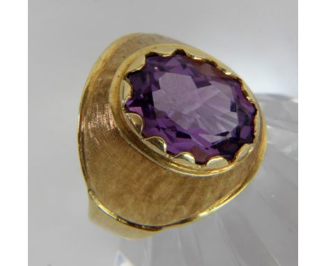 DAMENRING585/000 Gelbgold mit Amethyst. Ringgr. 57. Brutto ca. 6,1g.   A LADIES RING 585/000 yellow gold with amethyst. Ring 