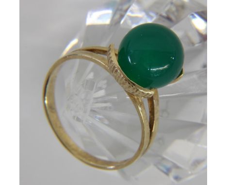 DAMENRING585/000 Gelbgold mit Chrysopras. Ringgr. 56. Brutto ca. 4,4g.   A LADIES RING 585/000 yellow gold with chrysoprase. 