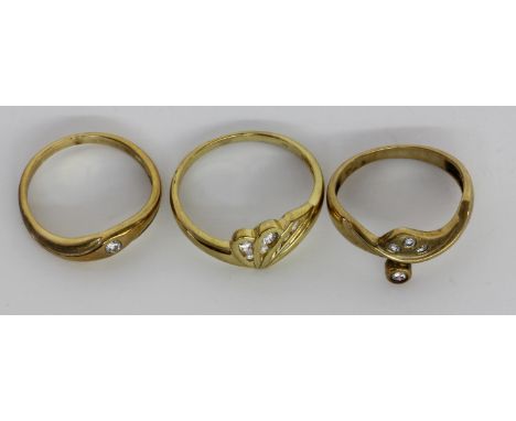 LOT VON DREI DAMENRINGEN333/000 Gelbgold mit Zirkonia. Brutto ca. 6g.   MIXED LOT OF THREE LADIES RINGS 333/000 yellow gold w