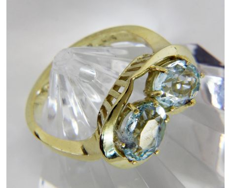 DAMENRING585/000 Gelbgold mit 2 Aquamarinen. Ringgr. 56. Brutto ca. 5,1g.   A LADIES RING 585/000 yellow gold with aquamarine