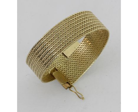 ARMBAND585/000 Gelbgold. L.19cm, ca. 33g   A BRACELET 585/000 yellow gold. 19 cm long, approximately 33 grams. Keywords: jewe