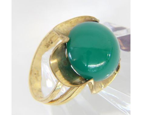DAMENRING585/000 Gelbgold mit Chrysopras. Ringgr. 54. Brutto ca. 5,1g.   A LADIES RING 585/000 yellow gold with chrysoprase. 