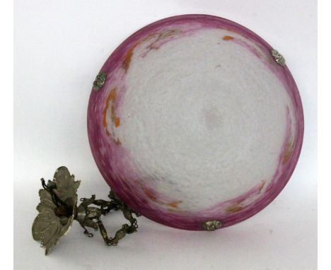 JUGENDSTIL HÄNGELAMPEFrankreich um 1930 Farblose Glasschale mit rosa und weissen Pulvereinschmelzungen. Kettenaufhängung. D.3