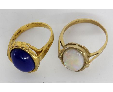 ZWEI DAMENRINGE585/000 Gelbgold mit Opal und Lapislazuli. Brutto ca. 7,5g.   TWO LADIES RINGS 585/000 yellow gold with opal a