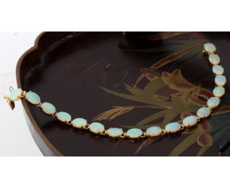 ARMBAND585/000 Gelbgold mit 18 Vollopalen. L.18cm, Brutto ca. 7,6g   A BRACELET 585/000 yellow gold with 18 solid opals. 18 c