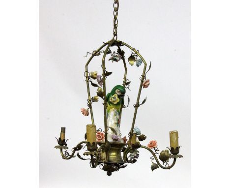 HÄNGELAMPE MIT PAPAGEIum 1930 Florales Messinggestell mit plastischen Porzellanblüten und farbig bemaltem Papagei aus Porzell