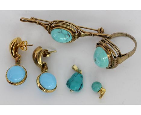 5 TEILE TÜRKISSCHMUCKOhrstecker, Brosche und Ring Silber vergoldet, zwei kleine Anhänger 585/000 Gelbgold.   5 PIECES OF TURQ