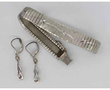 ARMBAND UND PAAR OHRHÄNGER333/000 Weissgold. L.18,5cm. Ohrhänger L. 30mm mit kleinen Diamanten. Brutto ca. 24,5g   A BRACELET