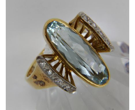 DAMENRING585/000 Gelbgold mit Aquamarin und 8 Diamanten. Ringgr. 58. Brutto ca. 7,5g.   A LADIES RING 585/000 yellow gold wit