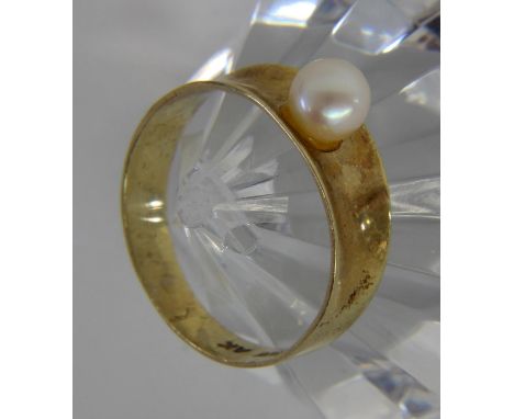 DAMENRING585/000 Gelbgold mit Perle. Ringgr. 55. Brutto ca. 2,5g.   A LADIES RING 585/000 yellow gold with pearl. Ring size 5