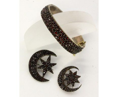 3 TEILE ALTER GRANATSCHMUCKArmreif und 2 Broschen. Fassungen Tombak   3 OLD GARNET JEWELLERY PIECES Bangle and 2 brooches. To