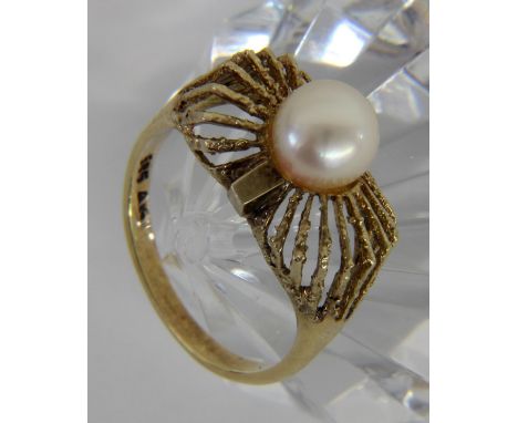 DAMENRING585/000 Gelbgold mit Perle. Ringgr. 54. Brutto ca. 4,1g.   A LADIES RING 585/000 yellow gold with pearl. Ring size 5