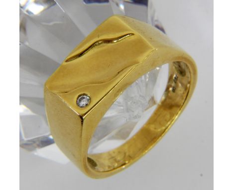 HERRENRING750/000 Gelbgold mit kleinem Brillant. Ringgr. 64, Brutto ca. 9,6g   A MEN'S RING 750/000 yellow gold with small br