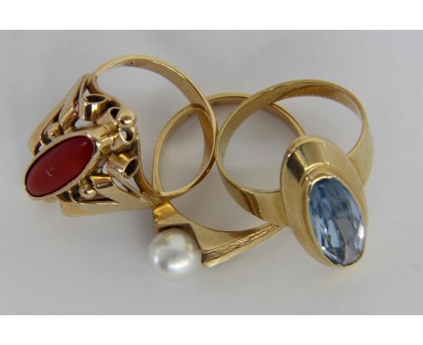 LOT VON 3 DAMENRINGEN585/000 Gelbgold mit Perle, Blautopas und Koralle. Brutto ca. 12,4g.   MIXED LOT OF 3 LADIES RINGS 585/0
