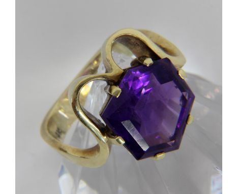 DAMENRING585/000 Gelbgold mit Amethyst. Ringgr. 58. Brutto ca. 8,5g.   A LADIES RING 585/000 yellow gold with amethyst. Ring 