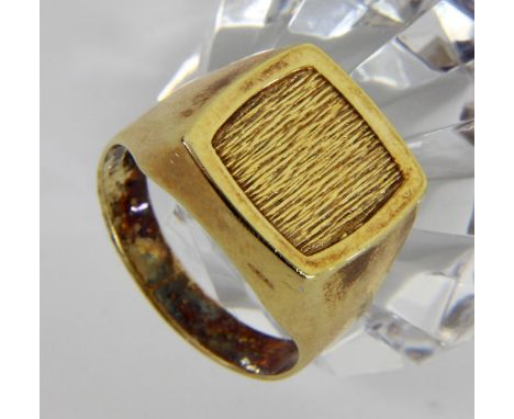 HERRENRING585/000 Gelbgold mit Goldplatte. Ringgr. 61/62. Brutto ca. 6,8g.   A MEN'S RING 585/000 yellow gold with gold plate