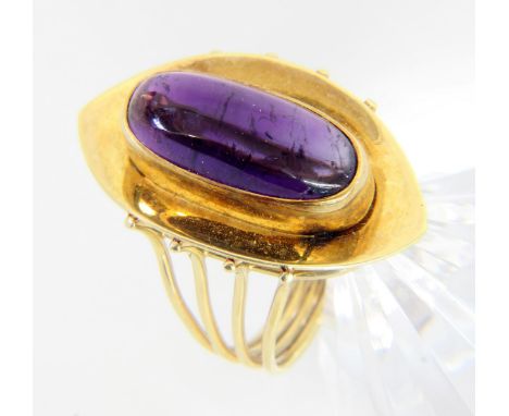 DAMENRING585/000 Gelbgold mit Amethyst. Ringgr. 51. Brutto ca. 7,1g.   A LADIES RING 585/000 yellow gold with amethyst. Ring 