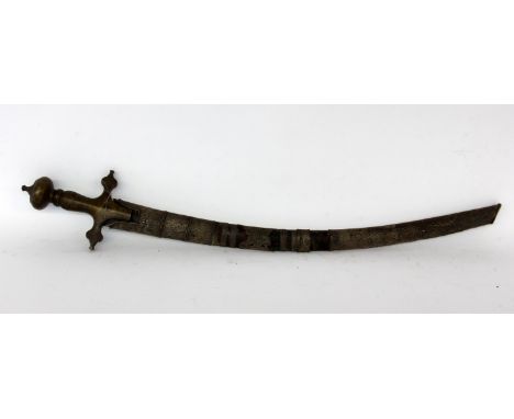 TÜRKISCHER KRUMMSÄBEL19.Jh. Einschneidige Klinge, Bronzegriff, Scheide mit verzierten Messingbeschlägen. L.68cm   A TURKISH S