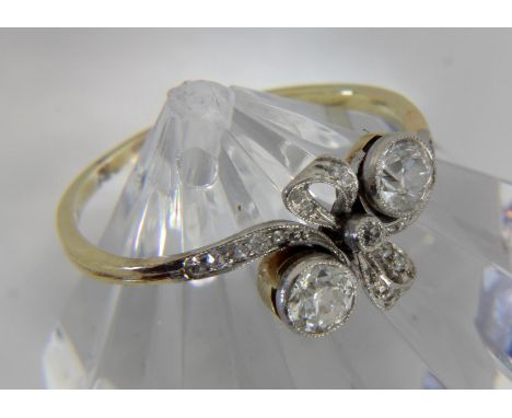 ART DECO DAMENRING1920er Jahre 585/000 Gelb- und Weissgold mit 2 Diamanten im Altschliff von zus. ca. 0,5ct und Besatzdiamant