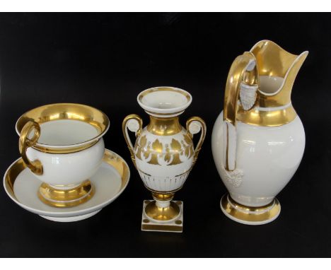 LOT VON 4 TEILEN BIEDERMEIERPORZELLANum 1830 Weiß mit Goldstaffage. Kanne, Tasse mit U-Teller und kleine Amphorenvase.MIXED L