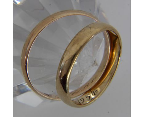 PAAR EHERINGE333/000 Gelbgold. Ringgr. 55/56 und 62. Brutto ca. 3,4g.   A PAIR OF WEDDING RINGS 333/000 yellow gold. Ring siz