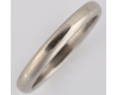 An unmarked white metal wedding band ring, band width 2.6mm, size I, 3.5gNo damage or repair, original join mark well conceal