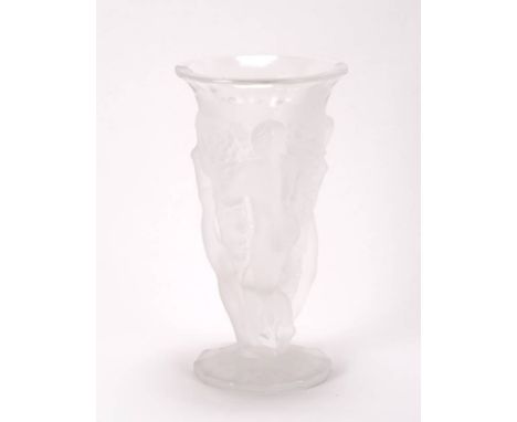 Vase LaliqueFrankreich 20. Jh. Kelchförmige Vase auf zwölfeckigem Stand. Farbloses Glas mit mattierter Wandung mit reliefiert