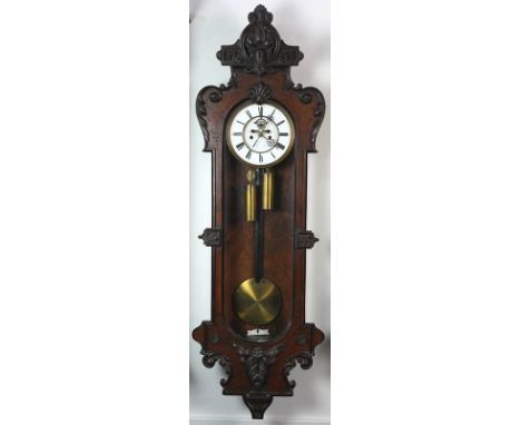 Lenzkirch Gewichtsregulator1870er Jahre. Hochrechteckiger Holzkorpus mit dreiseitiger Verglasung und dunklen, floralen Applik