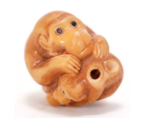 NetsukeJapan 18./19. Jh. Holz mit Resten der alten Lackierung. Affenmutter mit ihrem Jungen. Beide mit eingelegten Augen. Zwe