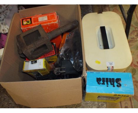 A BOX OF ASSORTED SUNDRIES TO INC A  COACH LAMP, VINTAGE RADIO ETC TOGETHER WITH A RETRO PICNIC HAMPER