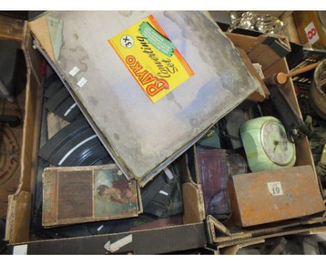 TWO TRAYS OF VINTAGE COLLECTABLES TO INCLUDE A BAYKO BUILDING SET, ART DECO GLASS DRESSING TABLE ITEMS ETC. 