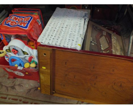 A SELECTION OF VINTAGE BOARD GAMES TO INCLUDE A BAGOUTELLE GAME, MODERN TOYS ETC.  