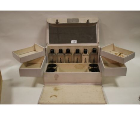 A VINTAGE ART DECO STYLE LADIES TRAVEL CASE WITH SCENT BOTTLES 