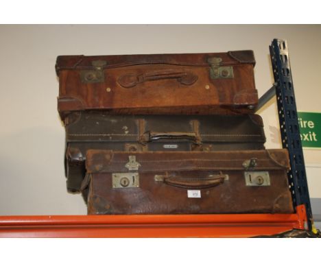 THREE VINTAGE SUITCASES TO INCLUDE A LEATHER EXAMPLE