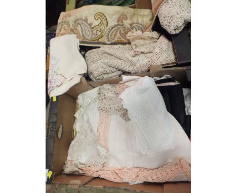 A TRAY OF VINTAGE LINEN TO INCLUDE LACE EXAMPLES
