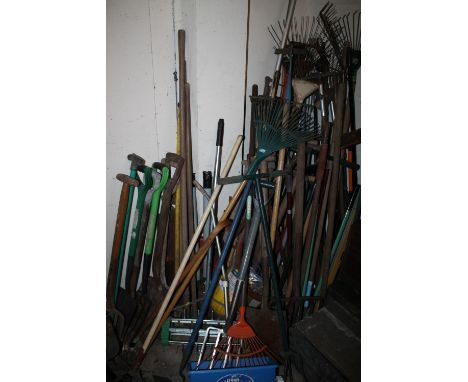 A LARGE QUANTITY OF GARDEN TOOLS ETC