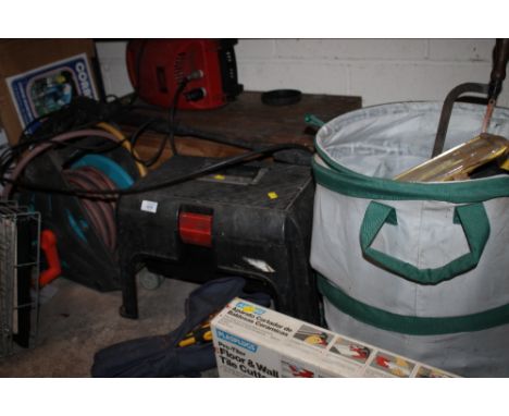 A QUANTITY OF HAND TOOLS AND GARDEN ITEMS TO INCLUDE A TOOL CHEST, TOOL STORAGE STEP, HOSE REEL ETC
