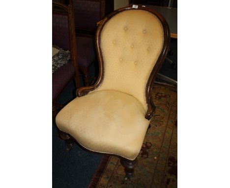 A VICTORIAN MAHOGANY BUTTON BACK UPHOLSTERED SPOON BACK BEDROOM CHAIR