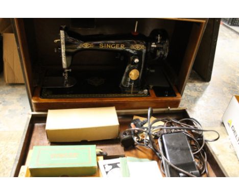 A VINTAGE SINGER SEWING MACHINE AND ACCESSORIES